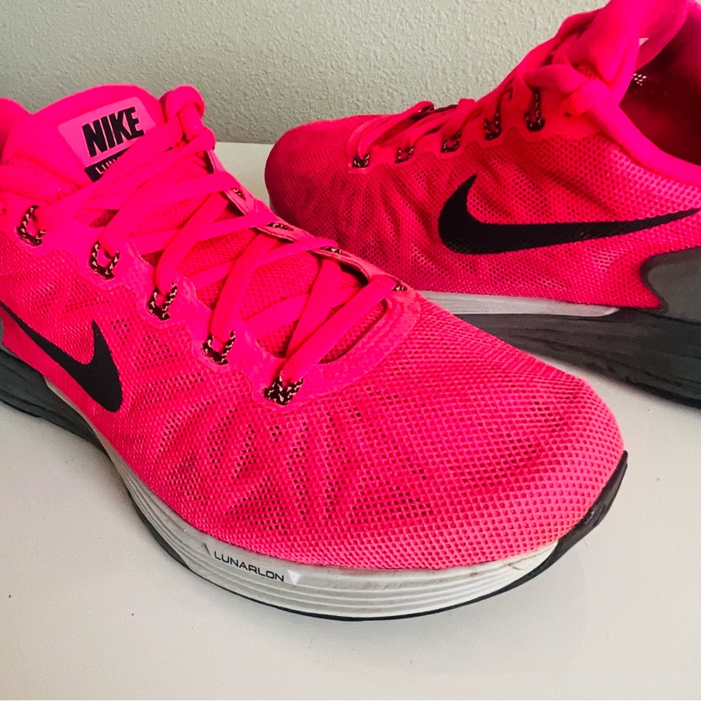 Nike Pink and Black Athletic Shoes Modern Design - Picture 4 of 11